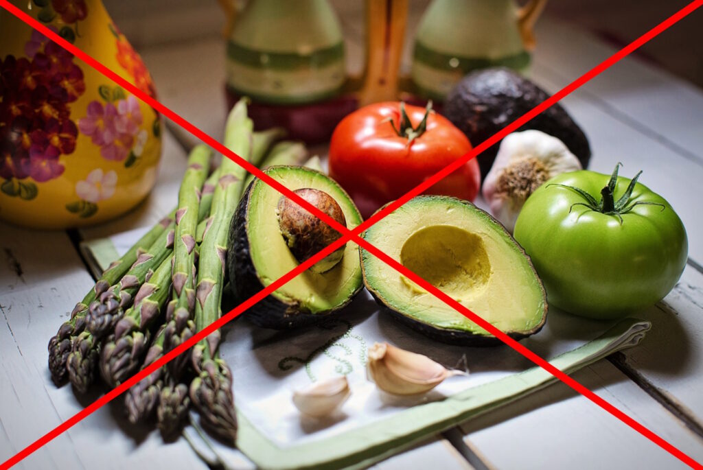 Das Foto zeigt Avocados, grüne Tomaten, Spargel. All diese Lebensmittel sind für Wellensittiche verboten.