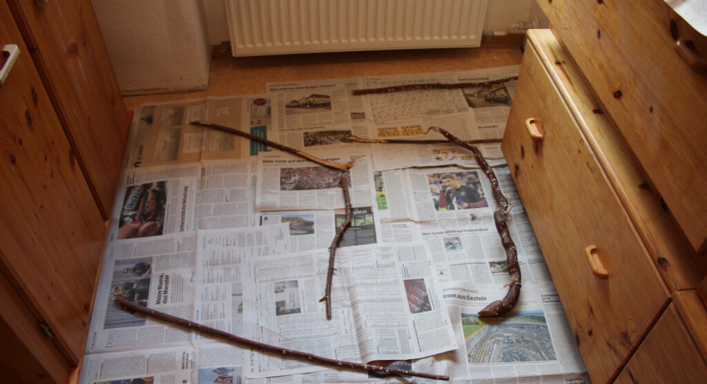 Das Foto zeigt Zeitung als Abdeckung für den Boden